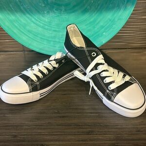 Size 9, Chuck Taylor, low top type shoe